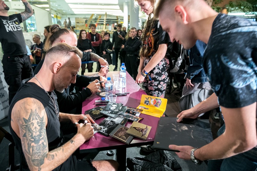 Nergal wraz z zespołem Behemoth spotkał się ze swoimi fanami...