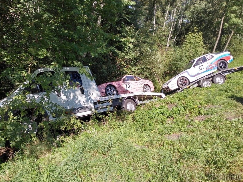 Wypadek na drodze krajowej nr 46 pod Niemodlinem. Laweta wioząca sportowe auta wylądowała w rowie [ZDJĘCIA]