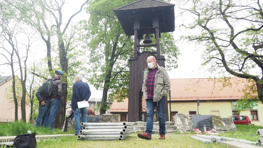 Zdemontowano stary dzwon z wieży gwarków. Trafi on teraz do...