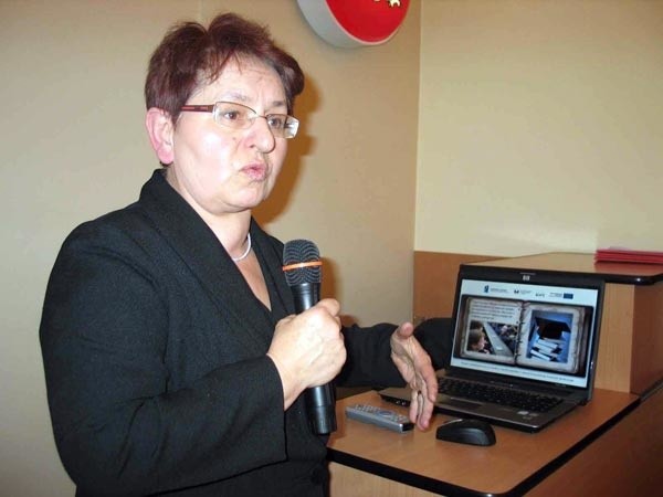 Barbara Wdowiarz, dyrektor PCPR, mówiła radnym powiatowym o planowanych kursach i zajęciach dla niepełnosprawnych.