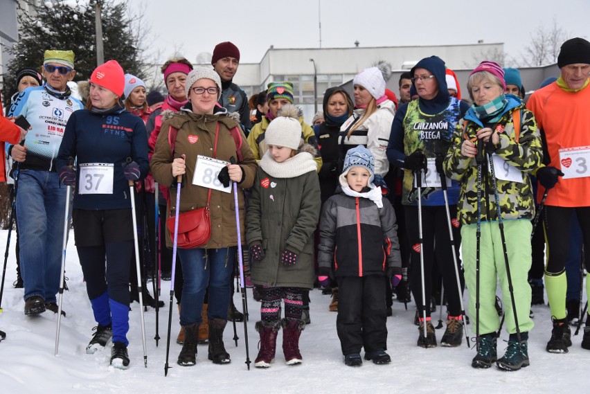 WOŚP 2019. Dzieci, dorośli i seniorzy spacerowali z kijkami, by wesprzeć zbiórkę WOŚP [ZDJĘCIA]