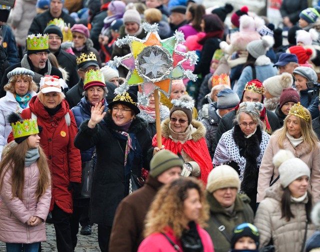 Orszak Trzech Króli w Przemyślu poprzedziła msza św. w bazylice archikatedralnej pod przewodnictwem arcybiskupa seniora Józefa Michalika. Uczestnicy orszaku przeszli ul. Zamkową, Fredry, Franciszkańską, Kazimierza Wielkiego na Rynek, gdzie przy szopce odbył się pokłon Trzech Króli i wspólne kolędowanie.Zobacz też: Sylwester 2019 w Przemyślu. Na Rynku zaśpiewał zespół Łzy. O północy rozbłysły fajerwerki