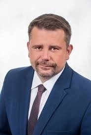 Wybrany przez Radę Powiatu na urząd Wicestarosty Janusz Freitag urodził w 1975 roku. Absolwent Politechniki Śląskiej z zawodu jest inżynierem mechanikiem.