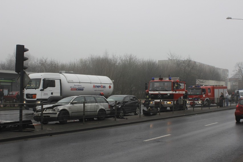 Wypadek na Zgierskiej. Zderzyły się cztery samochody osobowe [ZDJĘCIA] 