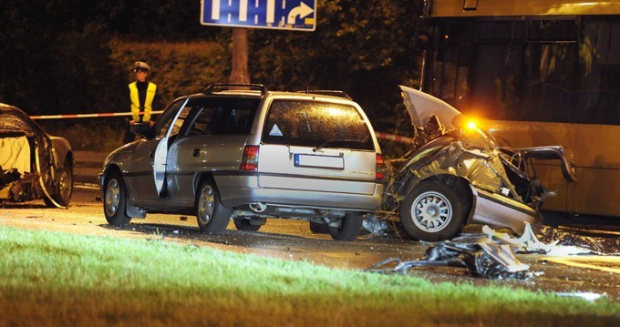 [zdjęcia] BMW zmiażdżone. Dwie osoby nie żyją