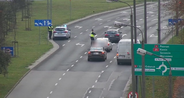 Podczas działań na ul. Kujawskiej w Bydgoszczy, policjanci ujawnili 8 kierowców, którzy złamali przepisy ruchu drogowego.