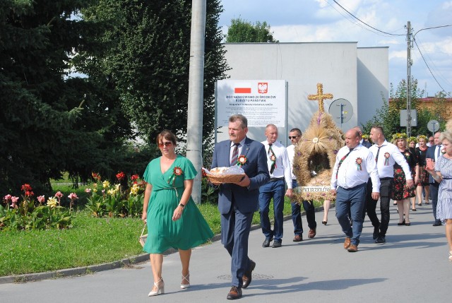 Starostowie Święta Plonów Gminy Włoszczowa Renata Szafrańska i Robert Jedliczka w korowodzie dożynkowym. Więcej na następnych zdjęciach >>>