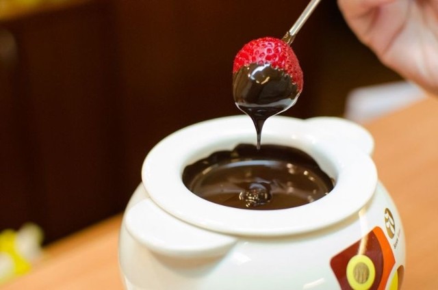 Czekoladowe fondue to idealny deser na spotkanie w gronie rodziny lub znajomych.