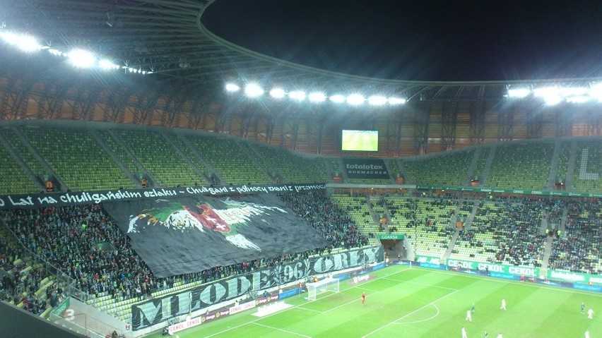 Ultrasi Lechii zadymili stadion. Zobacz oprawę z meczu ze Śląskiem [ZDJĘCIA]
