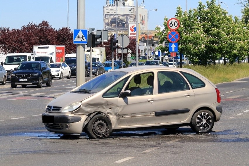 Wypadek na al. Karkonoskiej we Wrocławiu 18.05.2022