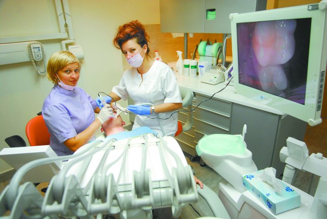 - Dzięki takiemu wyposażeniu mogę moją firmę nazwać kliniką stomatologiczną - mówi Emilia Nowacka - Piechota (z lewej). Podczas zabiegu towarzyszy jej asystentka. (fot. Witold Chojnacki)