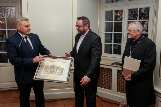 Pałacyk gościnny, którego obraz prezydent Białegostoku Tadeusz Truskolaski wręczył ks. Tomaszowi Wigłaszowi z parafii ewangelicko-augsburskiej, zaprojektował ewangelik Jan Klemm.