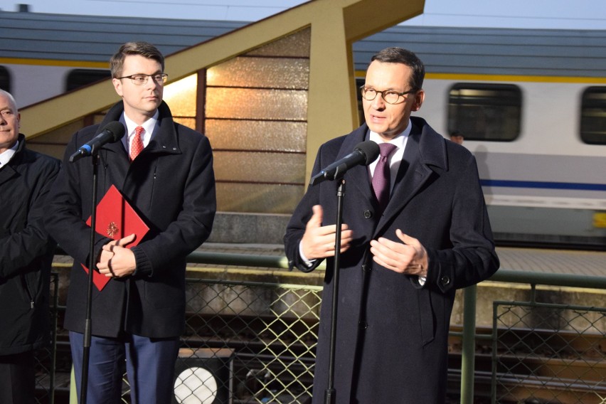 Premier Mateusz Morawiecki na konferencji prasowej na dworcu...