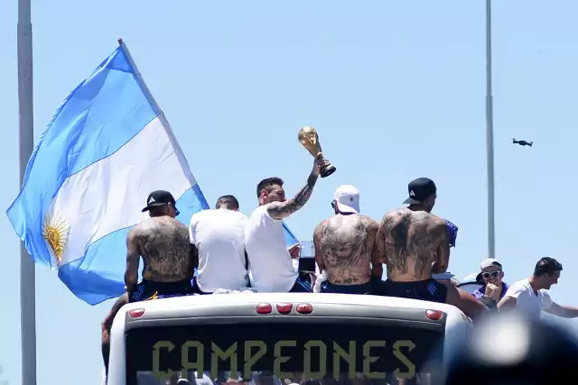 Argentyńscy piłkarze świętujący w Buenos Aires zdobycie Pucharu Świata