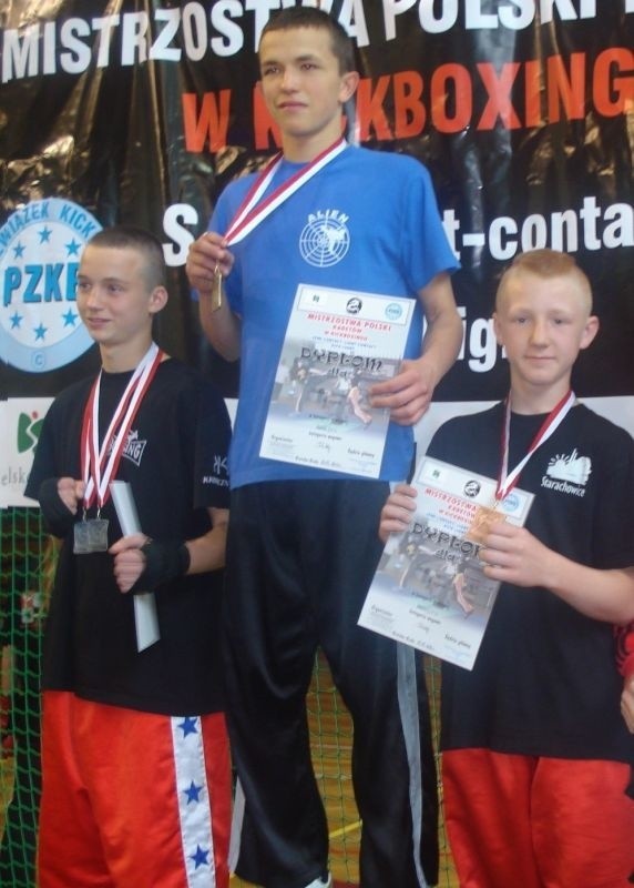 Z prawej Ernest Kiesiel zajął trzecie miejsce na Mistrzostwach Polski Kadetów.