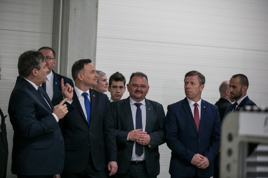 Prezydent Andrzej Duda w zakładzie firmy Dragon Poland w Skawinie