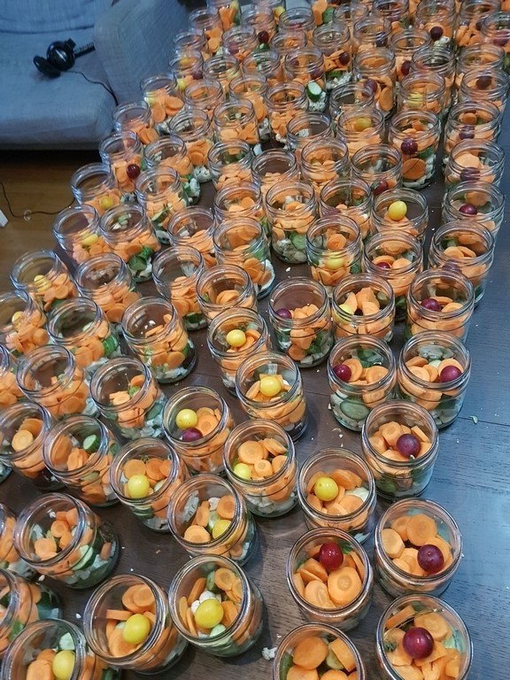 Blisko 150 słoików kiszonek warzywno-owocowych pełnych...