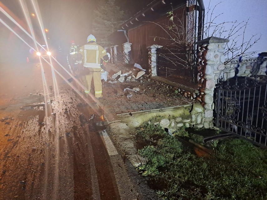 Wypadek w Gliczarowie Górnym. Auto uderzyło w ogrodzenie....