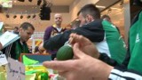 Piłkarze GKS Bełchatów malowali pisanki razem z dziećmi (WIDEO)