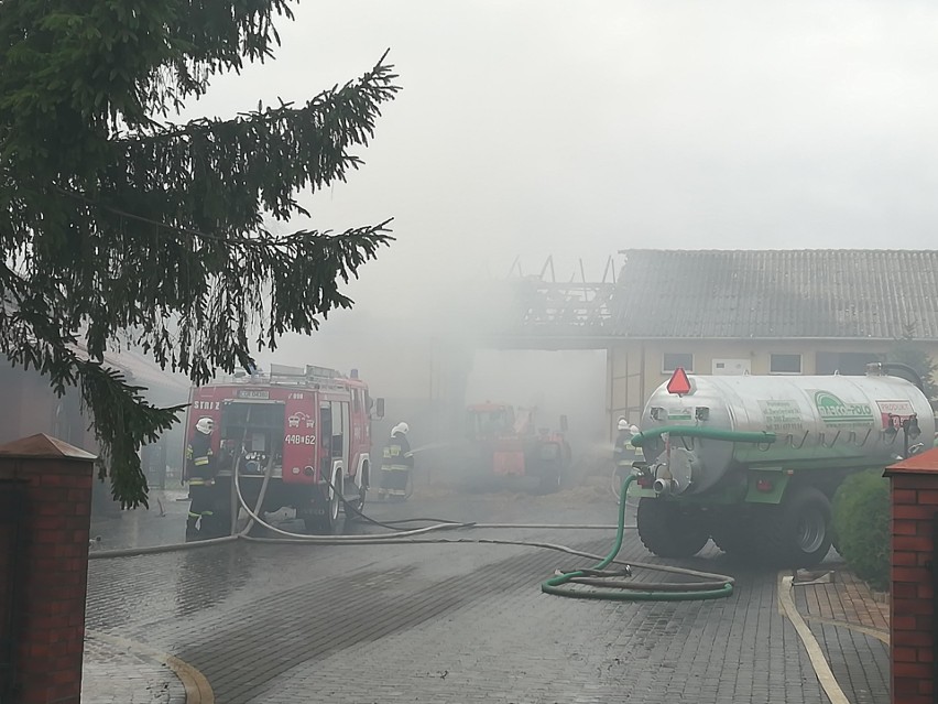 Od rana strażacy walczą z pożarem zabudowań gospodarczych w...