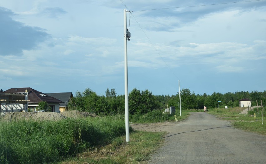 W Ocicach w pasie drogowym stanęły betonowe słupy. Część mieszkańców nie kryje oburzenia (ZDJĘCIA)