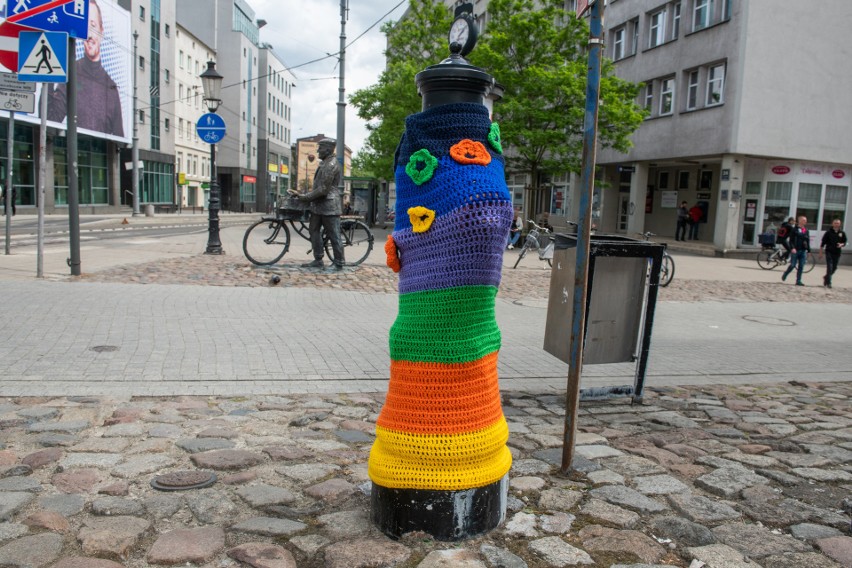 Ubieranie poznańskich hydrantów w biało-czerwone kubraki...