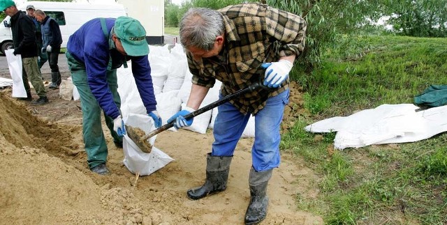 W Szczecinie, na Wyspie Puckiej, trwają przygotowania do przyjęcia wielkiej wody. Mieszkańcy boją się, że worki z piaskiem nie na wiele się zdadzą, jeśli nałożą się kulminacje fali na Odrze i Warcie albo wystąpi cofka. &#8211; Wtedy będzie po nas &#8211; mówią. 