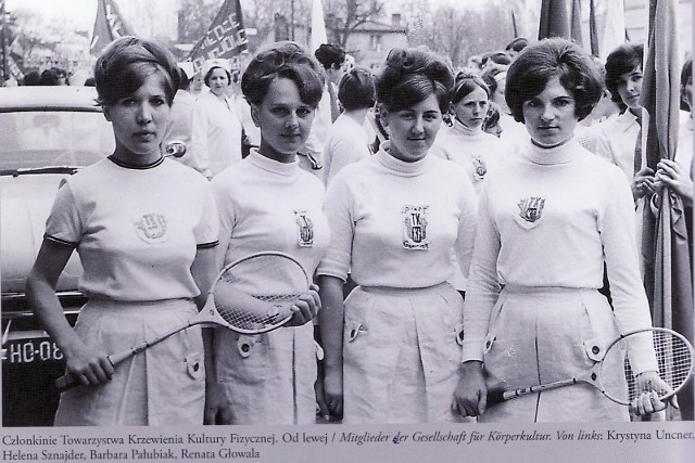 Tenisistki, członkinie Towarzystwa Krzewienia Kultury Fizycznej. Od lewej: Krystyna Uncner, Helena Sznajder, Barbara Pałubiak, Renata Głowala.