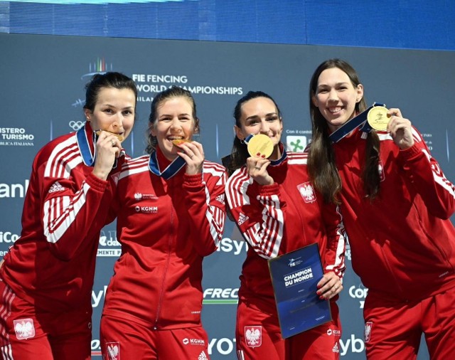 Renata Knapik-Miazga (pierwsza z lewej) wraz z koleżankami z drużyny