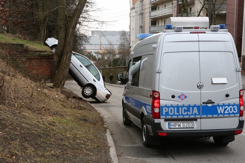 Na ul. Robotniczej samochód stoczył się ze skarpy [zdjęcia]