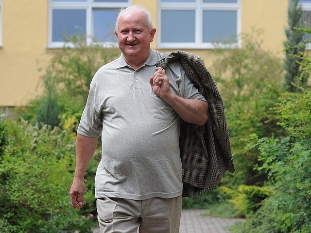 Pan Wiesław pilnuje diety, codziennie spaceruje z psem i  stara się zbić wagę o 10 kg.