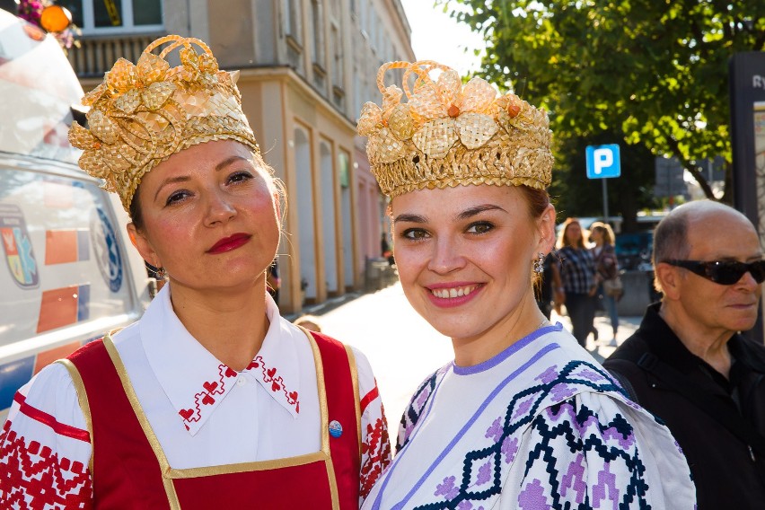 Podlaska Oktawa Kultur 2017. Kolorowa parada na Rynku...