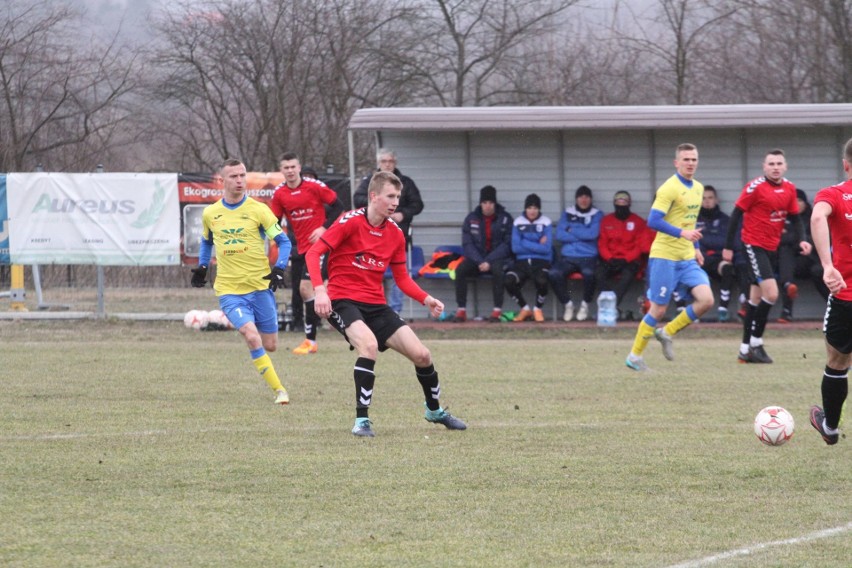 Trzecia liga. Ciekawy mecz w Daleszycach. Spartakus przegrał z Hutnikiem Kraków 0:1 [DUŻO ZDJĘĆ, WIDEO]