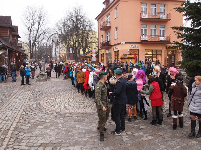 Zakopane. Maturzyści zatańczyli poloneza na Krupówkach [ZDJĘCIA,WIDEO]