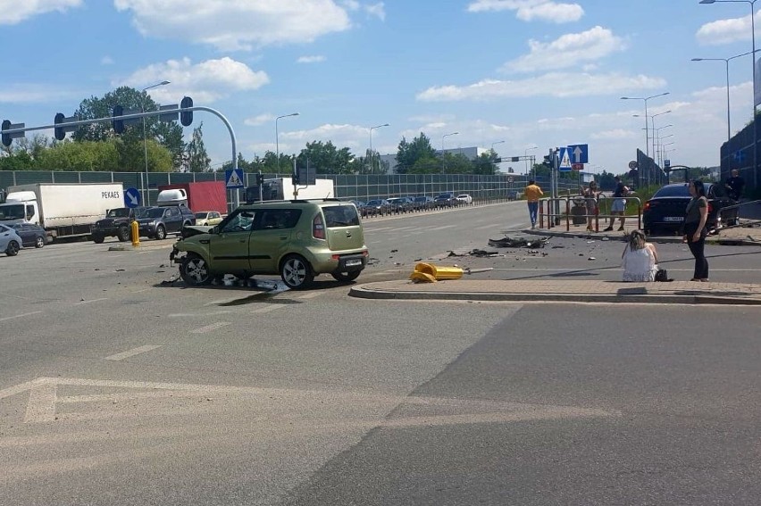 Wypadek na skrzyżowaniu Bartoszewskiego i Siostrzanej w Łodzi ZDJĘCIA 