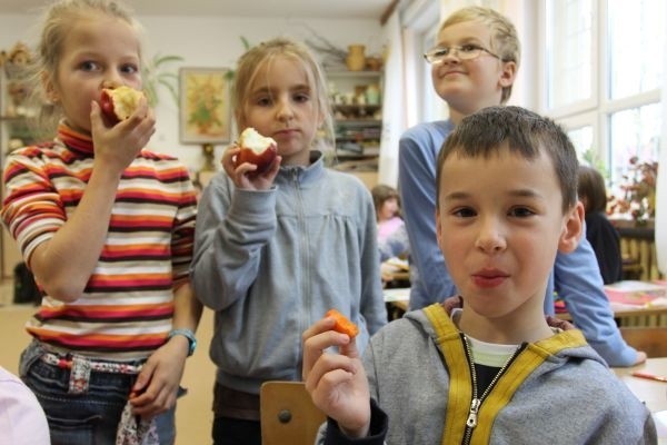 Uczniowie z kl. II b Szkoły Podstawowej nr 5 w Białymstoku cieszą się, że mogą jeść jabłka i marchewki