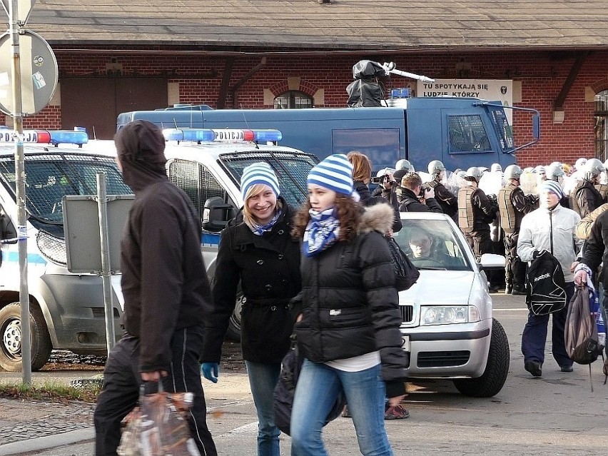 Tysiąc policjantów eskortowało w Gdańsku kibiców Ruchu