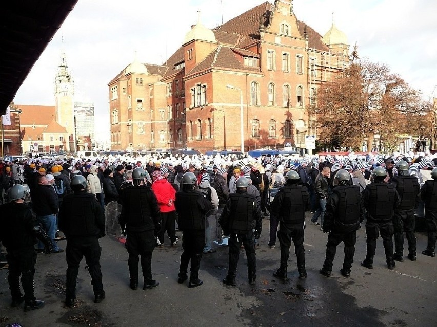 Tysiąc policjantów eskortowało w Gdańsku kibiców Ruchu