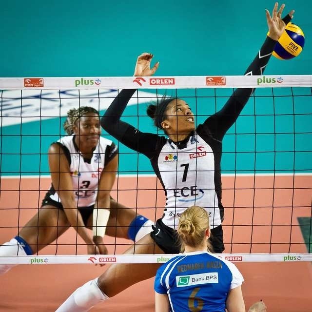 Transfer zagranicznych siatkarek jest dużym ryzykiem dla klubów. Rachael Adams (nr 7) w Pałacu była gwiazdą, a Kubanka Mayvelis Martinez (nr 3) w drugim roku była kontuzjowana, a później więcej siedziała na ławce rezerwowych niż grała.