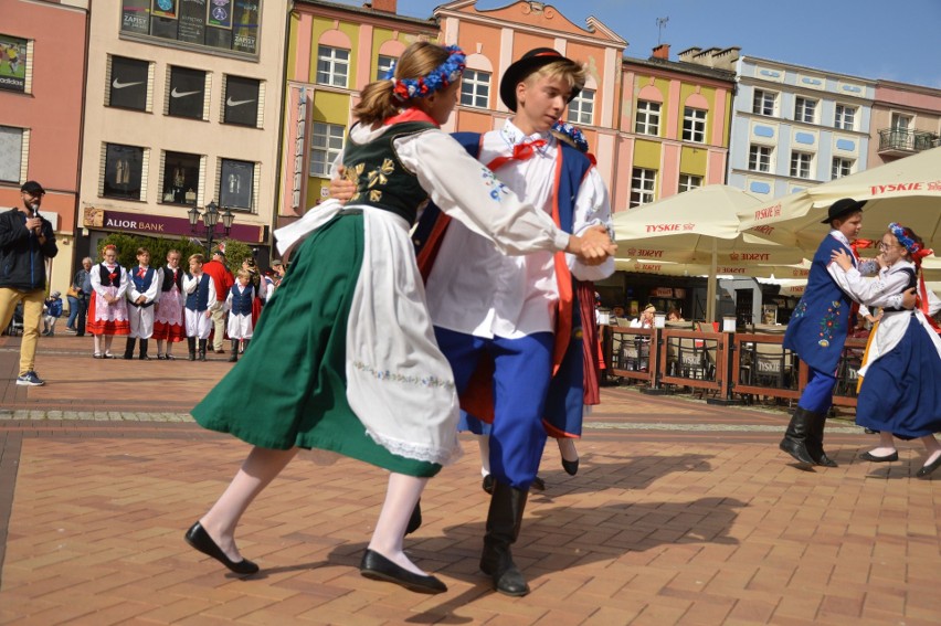  Chojnicki rynek pełen zabawy  z polskimi tańcami