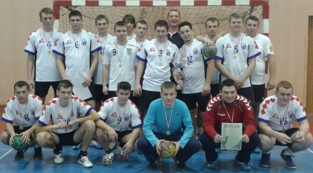Zwycięska drużyna chłopców z Zespołu Szkół Ponadgimnazjalnych numer 3 z opiekunem Pawłem Bielawskim.