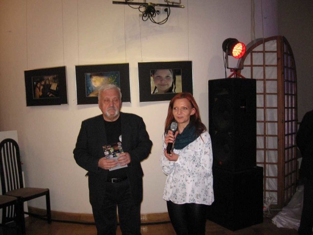 Wystawę otworzyli Agnieszka Sieradzka, kierownik galerii Łaźni i Leszek Jastrzębiowski, prezes Radomskiego Towarzystwa Fotograficznego.