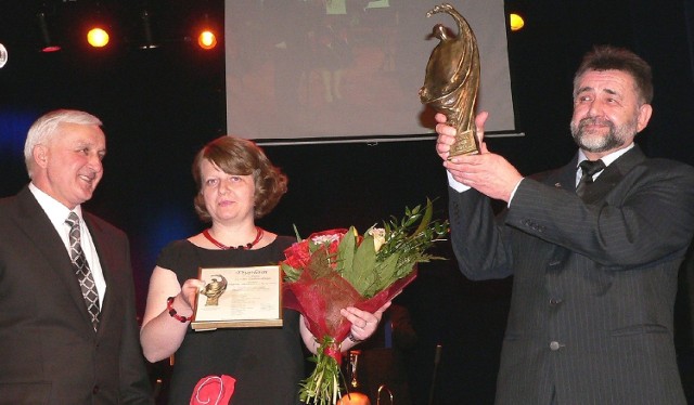 Siewca w górę! Leszek Gadawski otrzymał honorowy tytuł Buskowianina Roku 2012, a jako pierwsi złożyli gratulacje burmistrz Waldemar Sikora i przewodnicząca Rady Miejskiej Justyna Nurek.