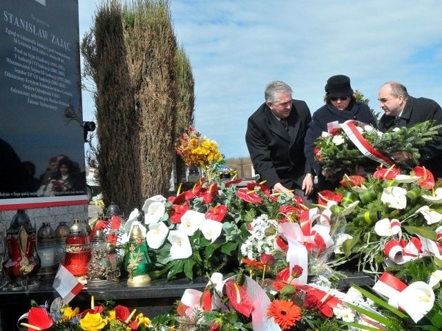 Kwiaty i wieńce złożono na grobie śp. senatora Stanisława Zająca