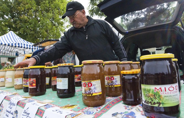 Targowisko w Koszalinie. Kupujemy miód na zimęTo był kiepski rok i miodu wystarczy go jeszcze tylko na kilka miesięcy.