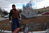 Ruszył montaż liter wokół Ronda Optymizmu w Sandomierzu. Powstanie symboliczny napis. Zobacz zdjęcia