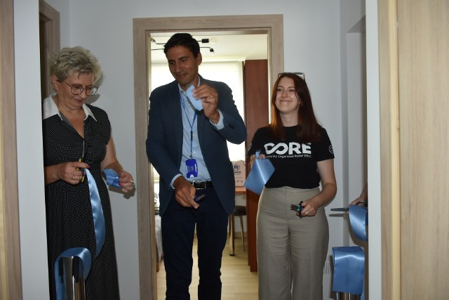 W otwarciu mieszkań  uczestniczyli wiceprezydent Chełma  Dorota Cieślik, Marco Procaccini, kierownik Biura Terenowego Wysokiego Komisarza Narodów Zjednoczonych ds. Uchodźców (UNHCR) w Lublinie oraz przedstawiciele Fundacji CORE.