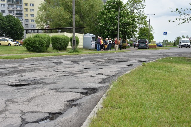 To widok ulicy Gwiezdnej przed remontem. Dziura na dziurze.