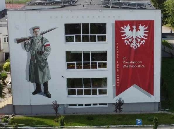Powstańczy mural na ścianie budynku SP w Rynarzewie gotowy....