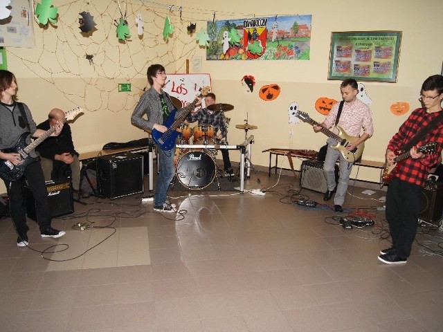 Tak w czasie Andrzejkowego Dnia Języków Obcych zaprezentował się rockowy zespół Los Paprykos.
